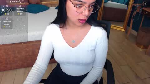 Snapshot of serena_mendez chatting on October 6, 3:04 am Serena online show from October 6, 3:04 am