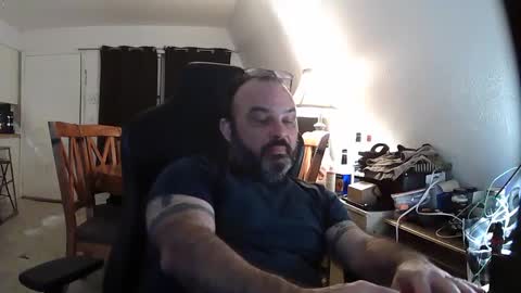 Snapshot of seveninchrichard chatting on December 9, 7:39 am Seven online show from December 9, 7:39 am