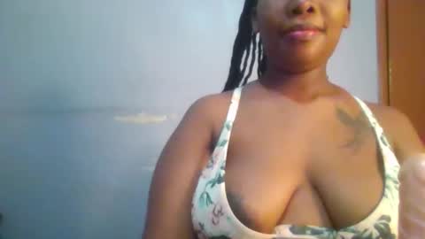 Snapshot of sexie_curvie chatting on October 10, 6:12 am Maggie online show from October 10, 6:12 am