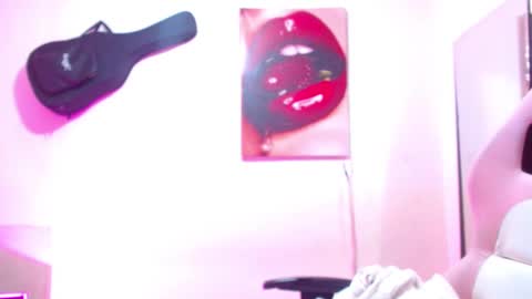 Snapshot of sexmilkdirty chatting on December 13, 9:41 pm sexmilkdirty online show from December 13, 9:41 pm