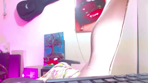 Snapshot of sexmilkdirty chatting on March 9, 3:11 am sexmilkdirty online show from March 9, 3:11 am