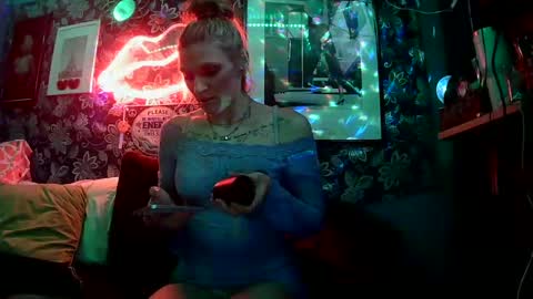 Snapshot of sexxileeah42o chatting on October 28, 8:18 am Leeah CloudZzz online show from October 28, 8:18 am