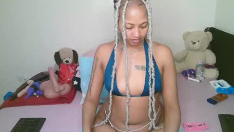 sexy_bluegirl online show from June 18, 1:28 am