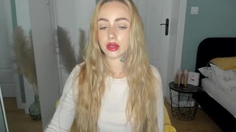 C o r a l i e online show from May 31, 1:40 pm