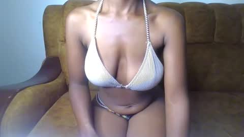 Snapshot of sexy_ellahh chatting on May 5, 2:08 am Ellahh online show from May 5, 2:08 am