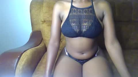Snapshot of sexy_ellahh chatting on May 19, 12:27 am Ellahh online show from May 19, 12:27 am