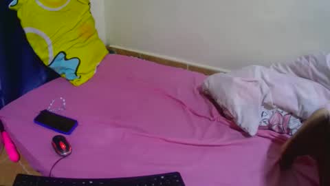 Snapshot of sexy_leen1 chatting on December 16, 7:24 am Winnie online show from December 16, 7:24 am