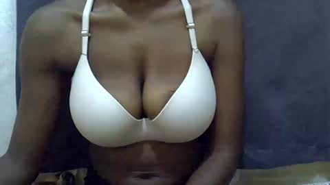 Snapshot of sexy_peach4 chatting on June 18, 9:36 am sexy_peach4 online show from June 18, 9:36 am