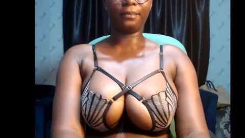 Snapshot of sexy_pearl12 chatting on February 13, 6:05 pm zoe online show from February 13, 6:05 pm