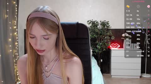 Snapshot of sexy_red_foxx chatting on December 4, 8:45 am Annie - Your Dream Girl online show from December 4, 8:45 am