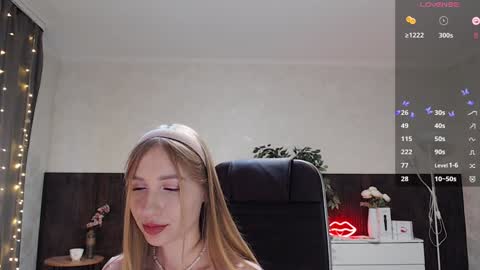 Snapshot of sexy_red_foxx chatting on December 23, 5:39 am Annie - Your Dream Girl online show from December 23, 5:39 am
