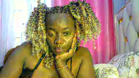 Snapshot of sexy_siera chatting on October 28, 11:36 am laura online show from October 28, 11:36 am