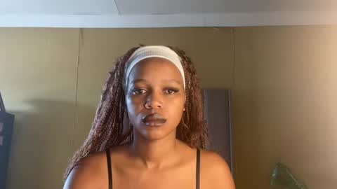 Snapshot of sexyasszeeee chatting on October 11, 8:24 am sexyasszeeee online show from October 11, 8:24 am