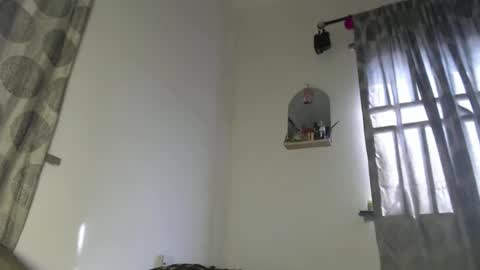 Snapshot of sexycamilla01 chatting on December 4, 8:23 am sexycamilla01 online show from December 4, 8:23 am