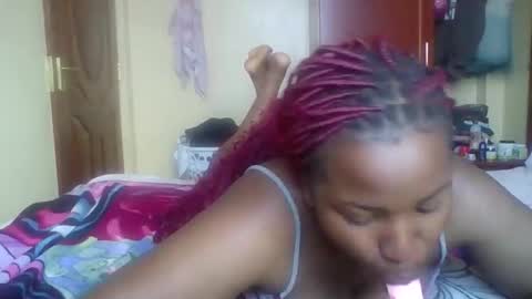 Snapshot of sexydivaslut_2 chatting on May 7, 9:36 am sexydivaslut_2 online show from May 7, 9:36 am