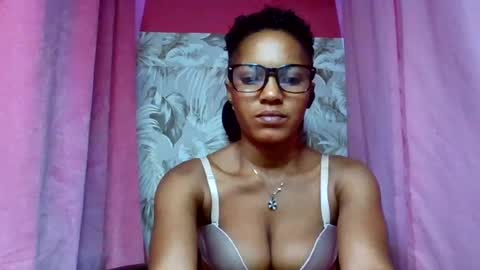 Snapshot of sexydoll32 chatting on July 19, 12:36 am sexydoll32 online show from July 19, 12:36 am
