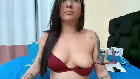 Snapshot of sexyeva_25 chatting on January 22, 7:45 pm Eva online show from January 22, 7:45 pm