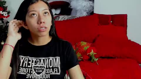 Snapshot of sexylaurita4u chatting on December 31, 12:57 pm laura online show from December 31, 12:57 pm