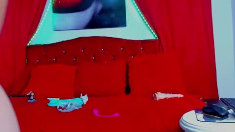 Snapshot of sexylaurita4u chatting on January 22, 2:56 pm laura online show from January 22, 2:56 pm