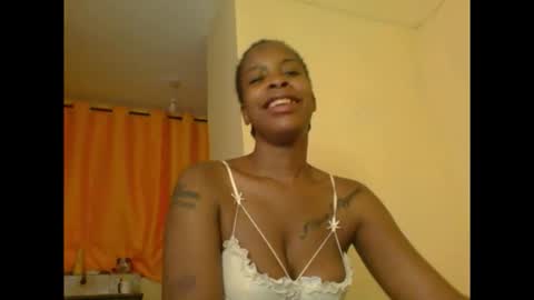 Snapshot of sexylavie chatting on December 17, 8:31 am sexylavie online show from December 17, 8:31 am