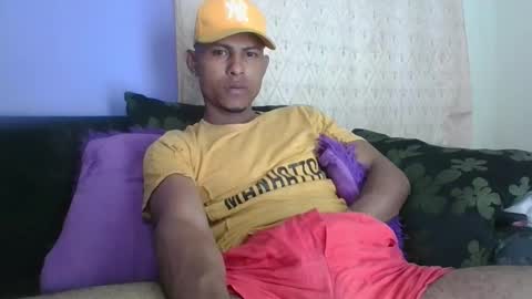 Snapshot of sexyleon69 chatting on September 18, 5:53 am Sexy leon online show from September 18, 5:53 am