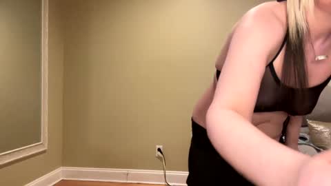 Snapshot of sexypiglet2728 chatting on January 22, 2:48 am Sexypiglet2728 online show from January 22, 2:48 am