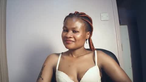 queenivy online show from December 18, 9:43 pm