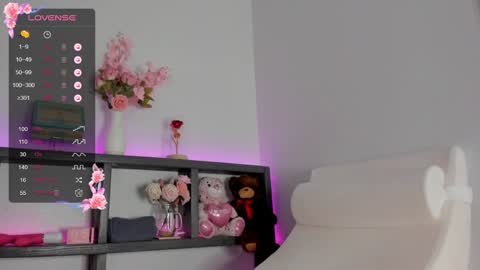 Estee online show from February 5, 6:37 pm