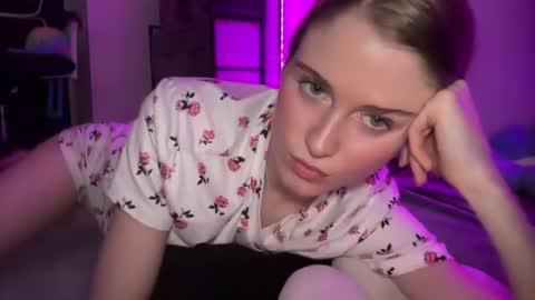 shadebabe online show from July 18, 7:01 am