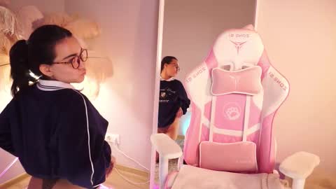 Lily  online show from November 30, 4:00 pm