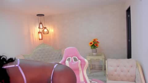 Snapshot of shantallknowless chatting on February 25, 12:37 pm ShantallKnowles online show from February 25, 12:37 pm