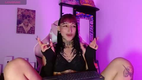 Snapshot of sharaross1 chatting on April 18, 7:29 pm sharaross1 online show from April 18, 7:29 pm