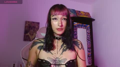 Snapshot of sharaross1 chatting on May 14, 4:30 am sharaross1 online show from May 14, 4:30 am