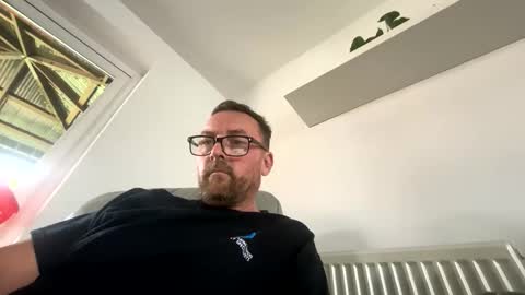 Snapshot of sharksboy16 chatting on April 1, 12:17 pm Sharksboy online show from April 1, 12:17 pm
