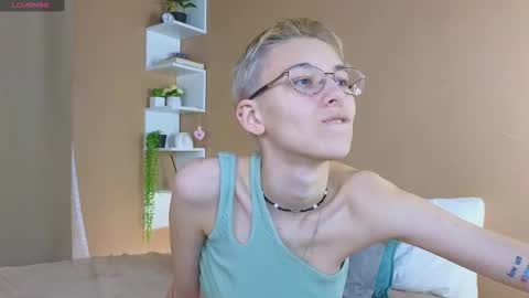 Snapshot of sharli_rose chatting on February 20, 3:30 pm Sharli online show from February 20, 3:30 pm