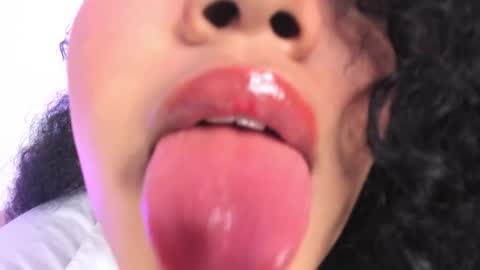 Sharlot online show from April 27, 3:43 pm