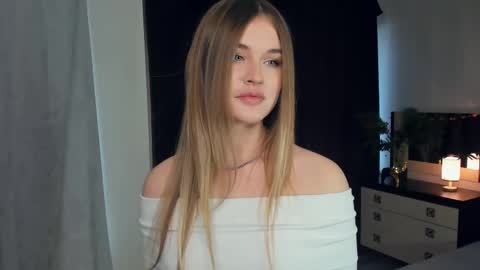 Snapshot of sheenaeast chatting on December 21, 7:56 am Violet online show from December 21, 7:56 am