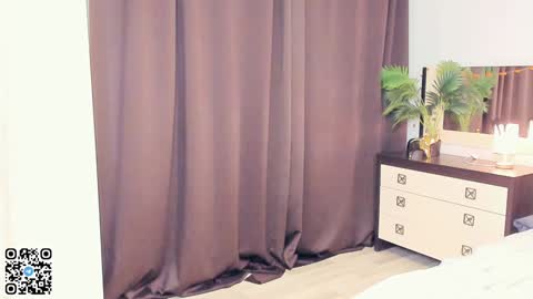 Snapshot of sheenaeast chatting on December 26, 1:10 pm Violet online show from December 26, 1:10 pm