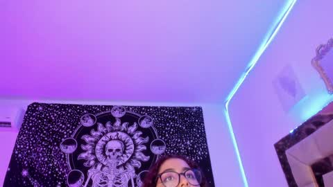 Snapshot of sheeylaroee chatting on December 21, 5:47 am Heidy online show from December 21, 5:47 am