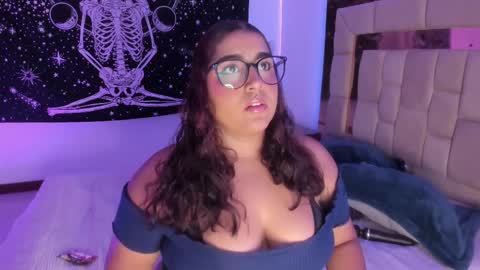 Snapshot of sheeylaroee chatting on February 18, 12:48 am Heidy online show from February 18, 12:48 am