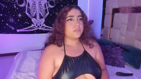 Snapshot of sheeylaroee chatting on February 20, 1:03 am Heidy online show from February 20, 1:03 am