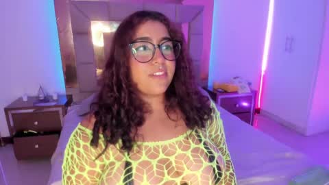 Snapshot of sheeylaroee chatting on February 25, 2:03 am Heidy online show from February 25, 2:03 am