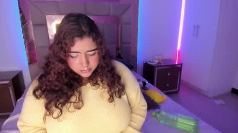 Snapshot of sheeylaroee chatting on March 11, 2:43 am Heidy online show from March 11, 2:43 am