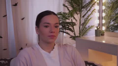 Snapshot of shelbymoravek chatting on November 5, 6:24 am Bella online show from November 5, 6:24 am