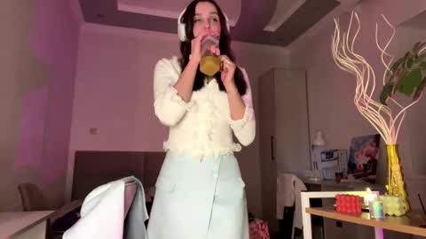 Snapshot of shellicruickshank chatting on December 3, 7:34 pm Elsa online show from December 3, 7:34 pm