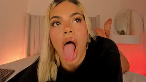 shelynna_azzul online show from March 24, 7:52 pm