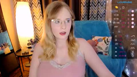 Snapshot of sheslinki chatting on February 4, 8:20 am Hello guys my name is Aemilia online show from February 4, 8:20 am