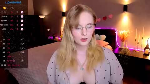 Snapshot of sheslinki chatting on February 14, 8:44 am Hello guys my name is Aemilia online show from February 14, 8:44 am