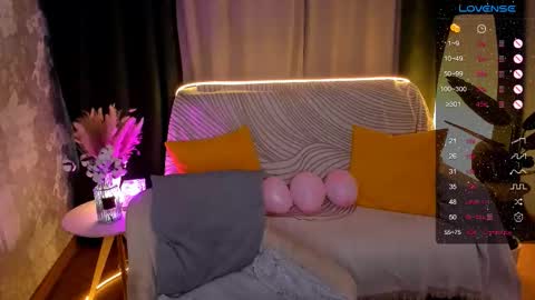 Snapshot of sheslinki chatting on February 15, 7:51 am Hello guys my name is Aemilia online show from February 15, 7:51 am