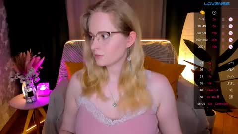 Snapshot of sheslinki chatting on February 25, 8:24 am Hello guys my name is Aemilia online show from February 25, 8:24 am